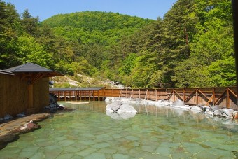 夏の露天風呂