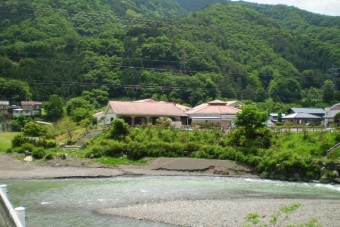 神流川がホテルをぐるりと囲むように流れる