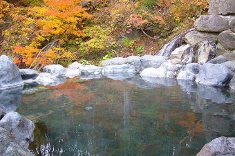 シャトルバスで3分ほど上ると露天風呂が（冬期閉鎖）