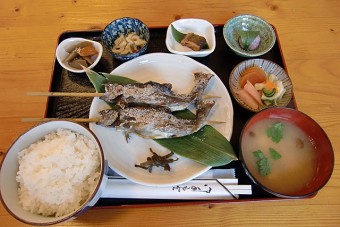 一番人気の「岩魚塩焼き定食」