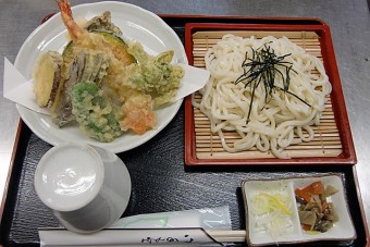 温泉水を練り込んだ源泉うどんを使った「天ざるうどん」