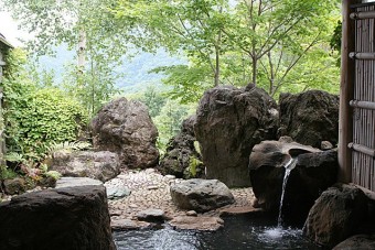 遠景を楽しみながらの半露天岩風呂。冬には雪見風呂に