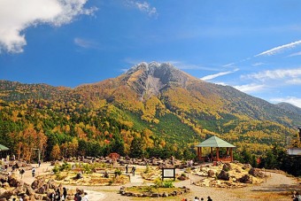 白根山を望む山頂駅。なんとも壮大なパノラマが展開する