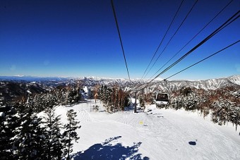 標高2000mまで一気に登るロープウェイに乗って、長いコースを滑降