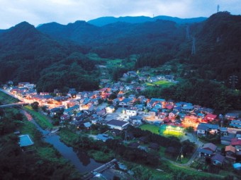 昔ながらの風情を残す湯宿温泉の夜景