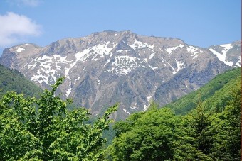 谷川岳の眺望が目の前に迫る