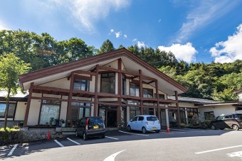 山々に囲まれた嬬恋高原にある日帰り温泉「つつじの湯」