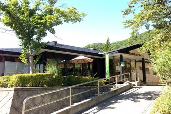 隣の寄居山公園でも休憩できる