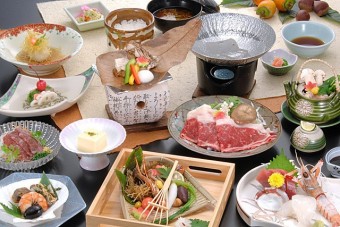 地の食材をふんだんに使った会席料理を温泉と