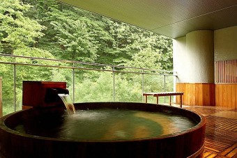 山の自然を感じさせる「繭玉の湯」の露天風呂