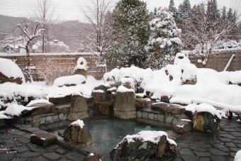 雪景色と露天、これぞ日本情緒！