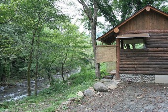 離れの露天風呂。小屋の左側は壁がありません