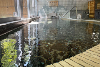 大きな内湯でのびのび入浴