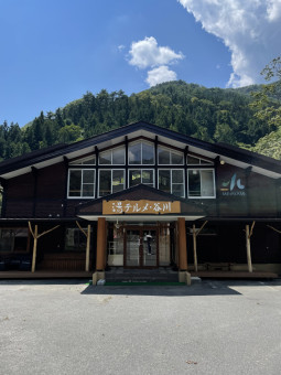 山小屋風の外観が周囲とマッチ