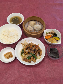 鶏肉の豆鼓（トウチィ）炒め　飲茶付き